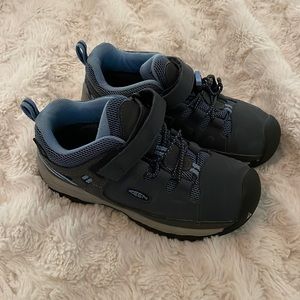 Kids keen tennis shoes